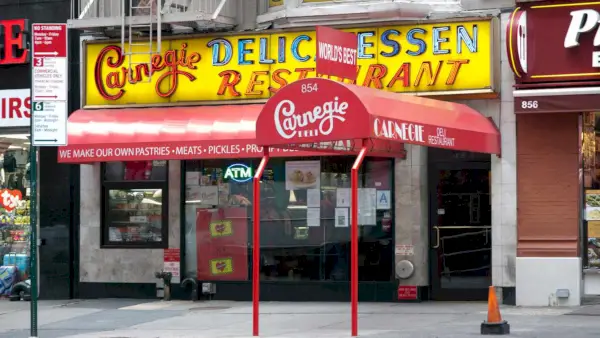 Il leggendario Carnegie Deli chiuderà dopo 79 anni