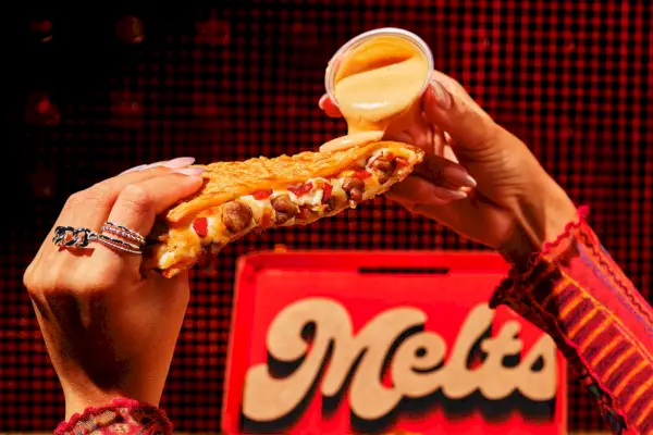 Pizza Hut hat offiziell einen Burger zur Speisekarte hinzugefügt