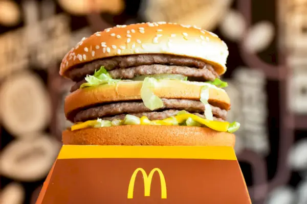 マクドナルド、史上最大のハンバーガーを復活させる