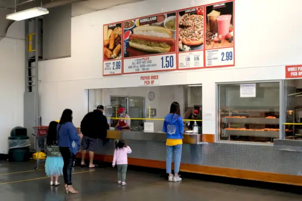 Dlaczego zestaw hot dogów Costco jest nadal tak tani? Groźba śmierci