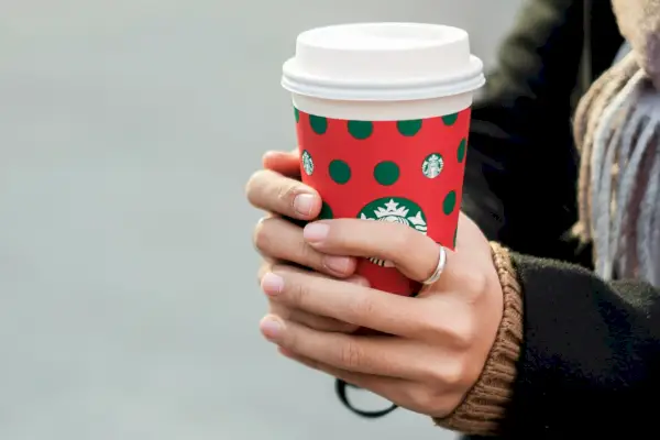 Starbucks rozdáva zadarmo horúcu čokoládu každý víkend v decembri, tu je návod, ako ju získať