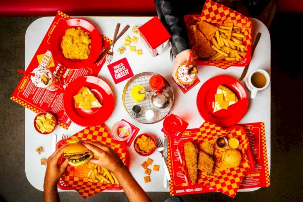 Catskills의 Cheez It's Retro Diner에서는 치즈 셰이크, 버거, 비스킷을 제공합니다.