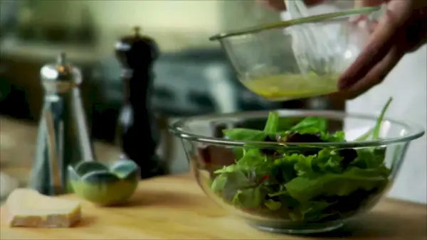 O vinagrete de 4 ingredientes de Ina Garten não poderia ser mais simples