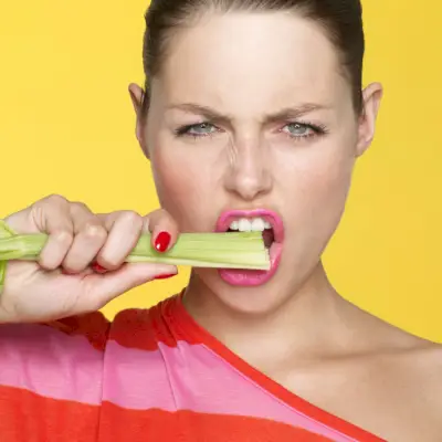 Uno studio conferma infine che mangiare sedano brucia più calorie di quelle che contiene