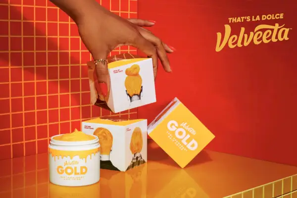 Velveeta právě uvedla na trh novou barvu na vlasy – a ne, není to žert