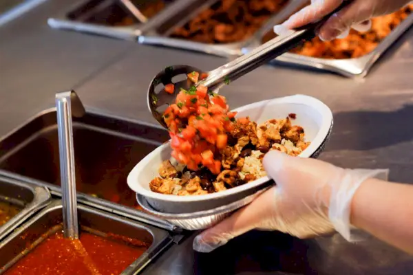 Una donna che ha lanciato una ciotola di burrito ad un membro dello staff di Chipotle è stata appena condannata a lavorare in un fast food