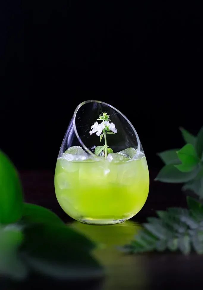 Potion écrasée de miel et de basilic