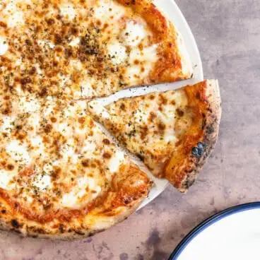 Pizza al formaggio fatta in casa