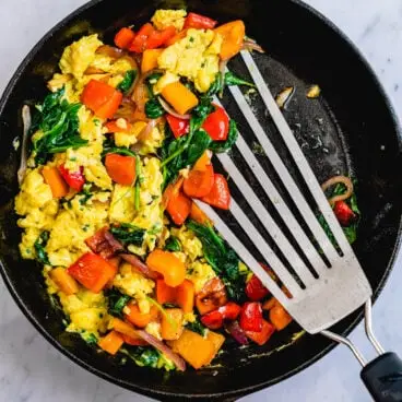 Café da manhã saudável com legumes em uma frigideira.