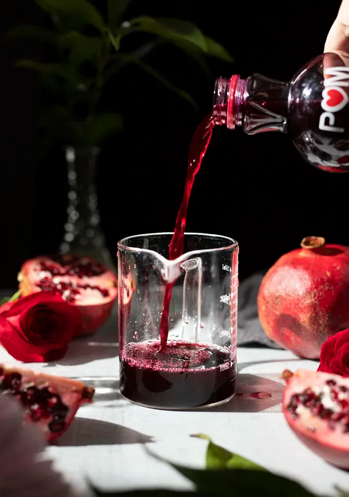 naliatím šťavy z granátového jablka do odmerky' loading='lazy' title=