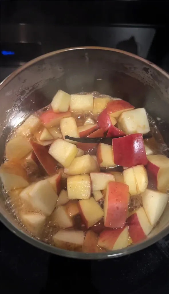 김이 나는 냄비에 잘게 썬 사과와 바닐라빈을 넣습니다.' title=