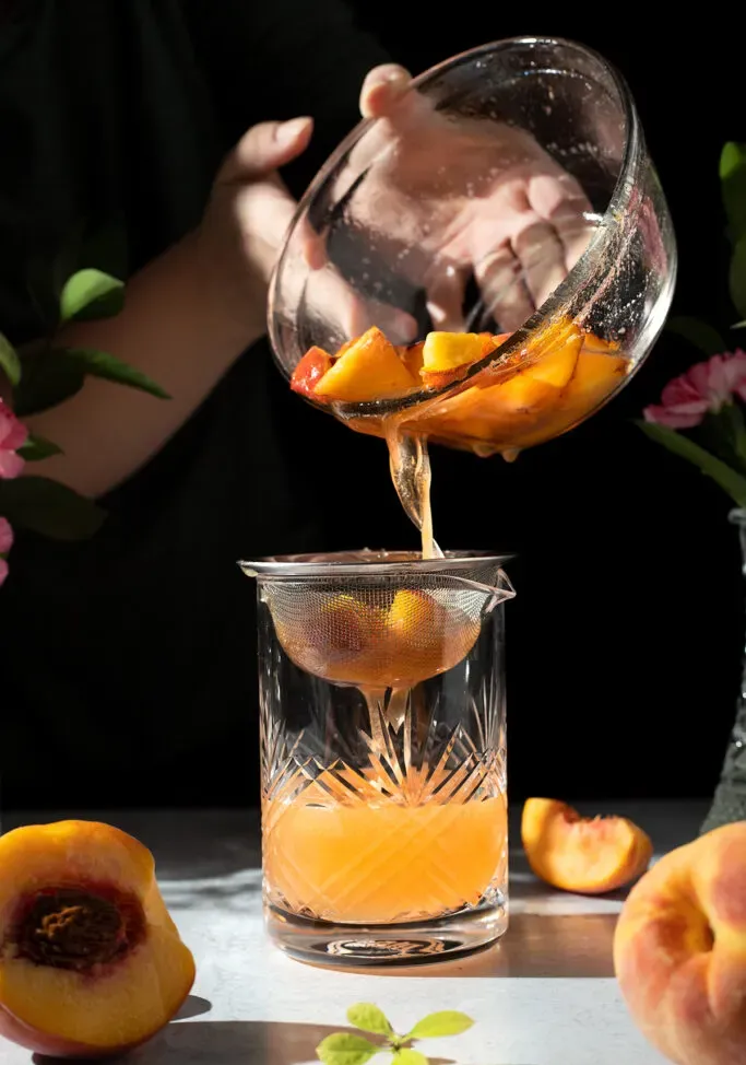 미세한 메쉬 체로 복숭아 시럽을 걸러냅니다.' title=