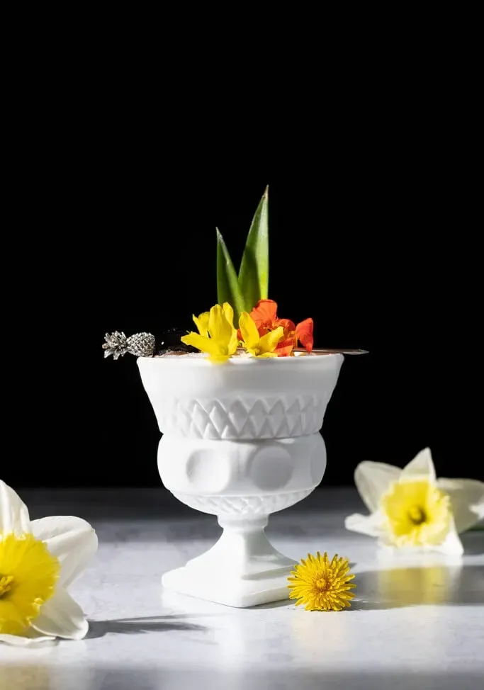 Ľahký kokteil Tiki so žraločím zubom