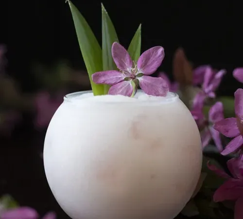 tropický krémový koktejl ve sklenici rybí mísy' title=