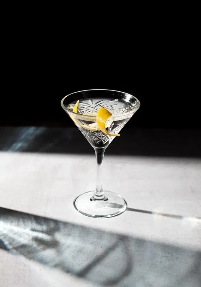 um martini em uma mesa cinza.' title=