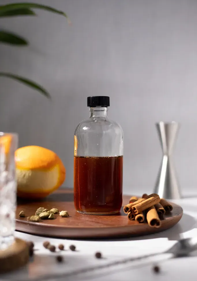 진한 갈색 시럽이 반쯤 채워진 약병.' title=