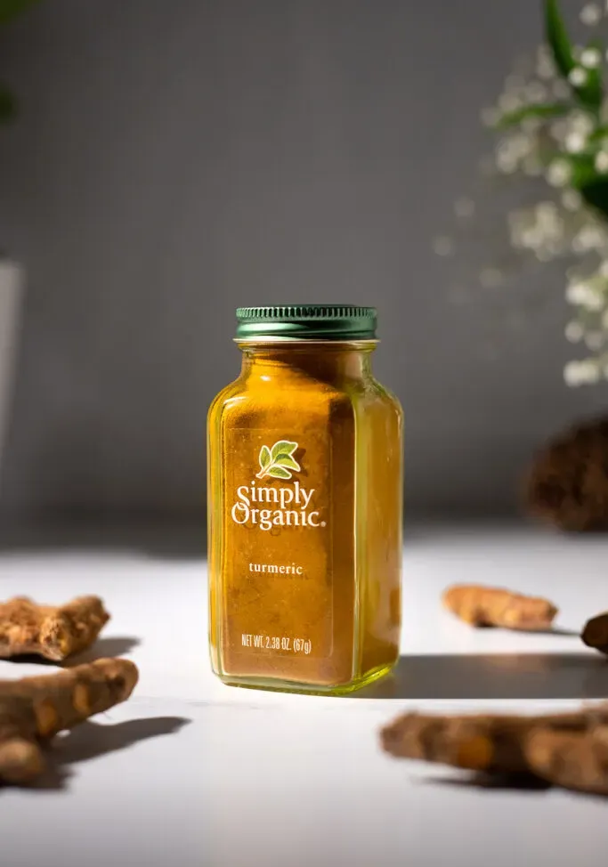 téglik prášku z kurkumy Simply Organic.' title=
