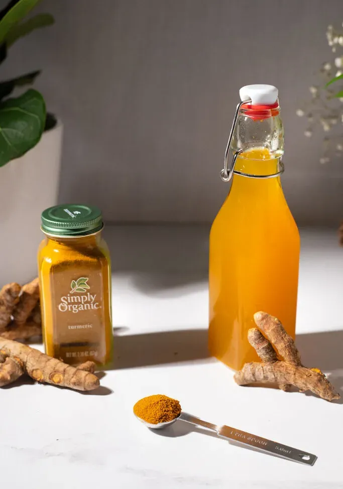 kovová lyžička prášku z kurkumy' title=