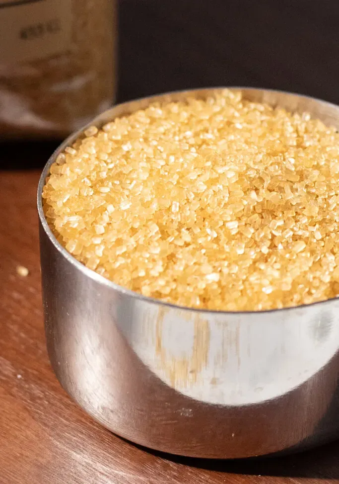 zbliżenie kryształów brązowego cukru demerara.' loading='lazy' title=