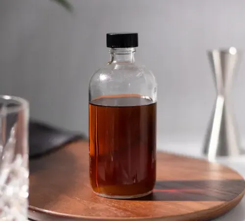 zbliżenie na apteczną butelkę brązowego syropu demerara.' title=