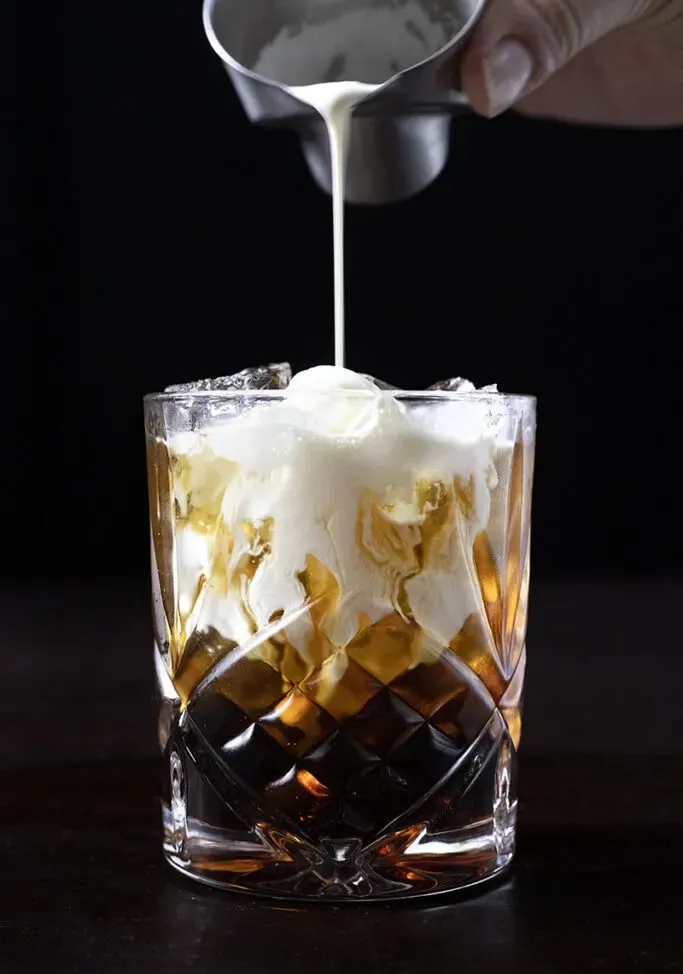 nalievanie smotany do kokteilu White Russian' title=