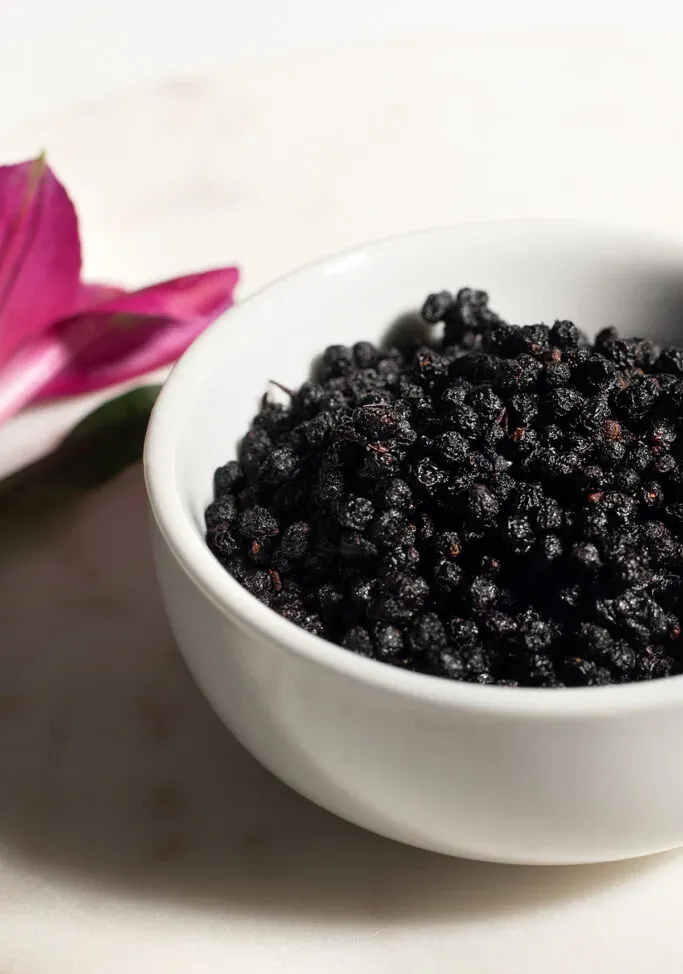 Einfaches Rezept für Holundersirup (mit oder ohne Honig)' loading='lazy' title=