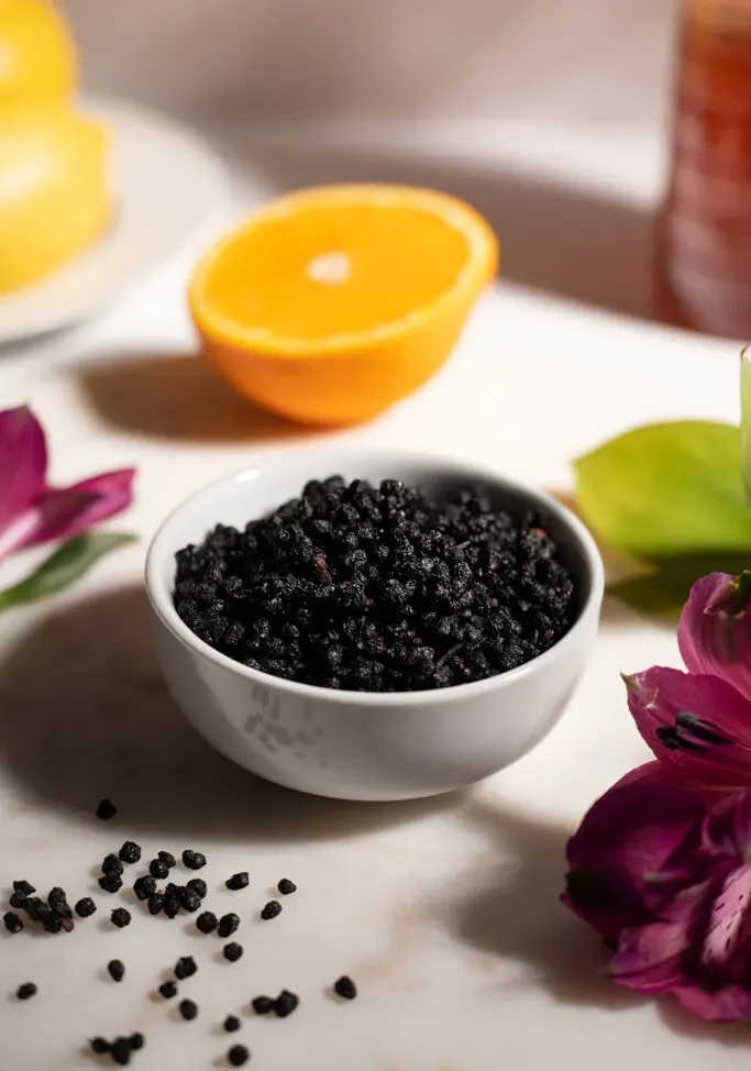 Einfaches Rezept für Holundersirup (mit oder ohne Honig)' loading='lazy' title=