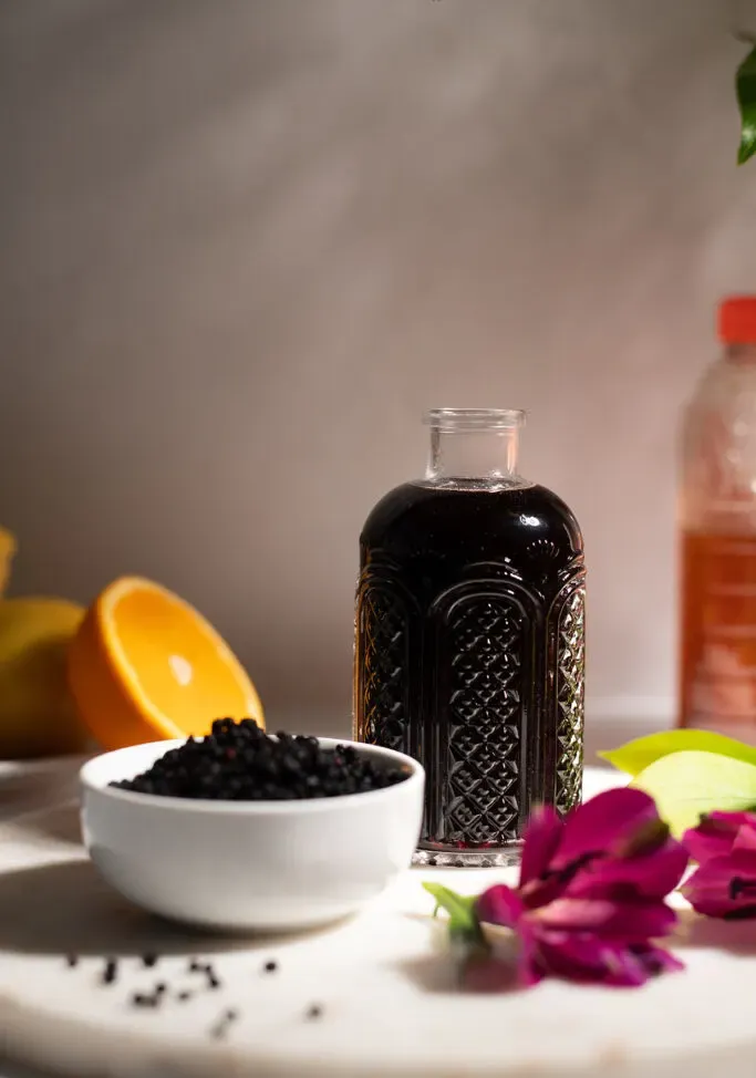 Einfaches Rezept für Holundersirup (mit oder ohne Honig)' title=