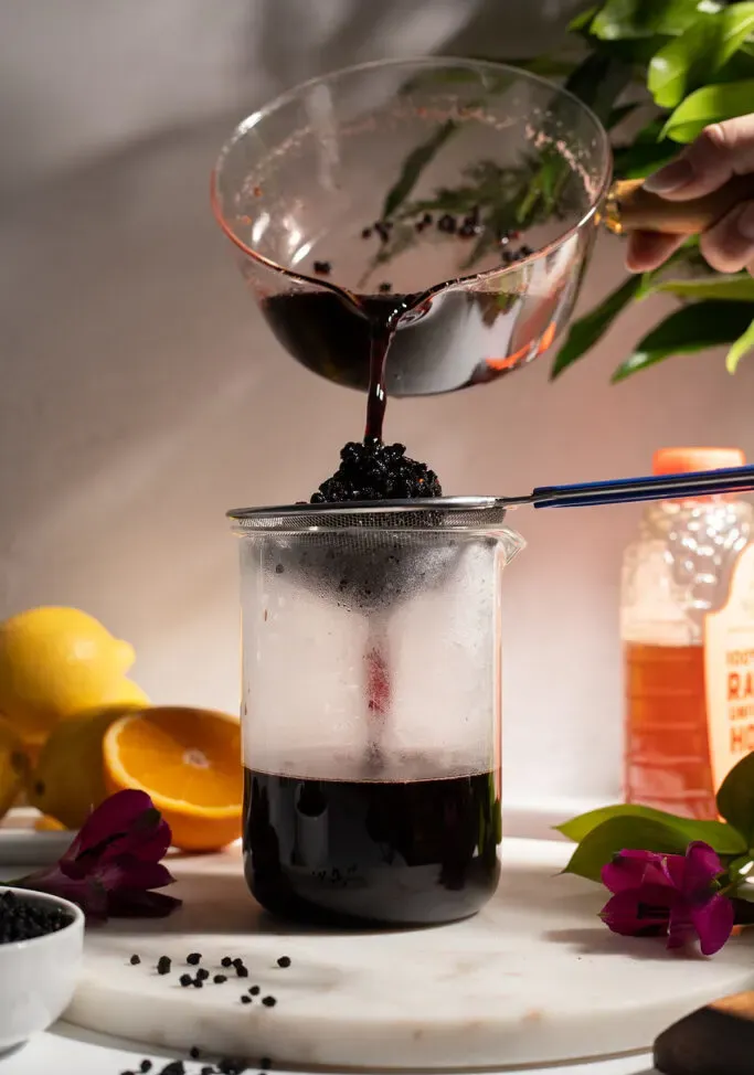 Einfaches Rezept für Holundersirup (mit oder ohne Honig)' title=