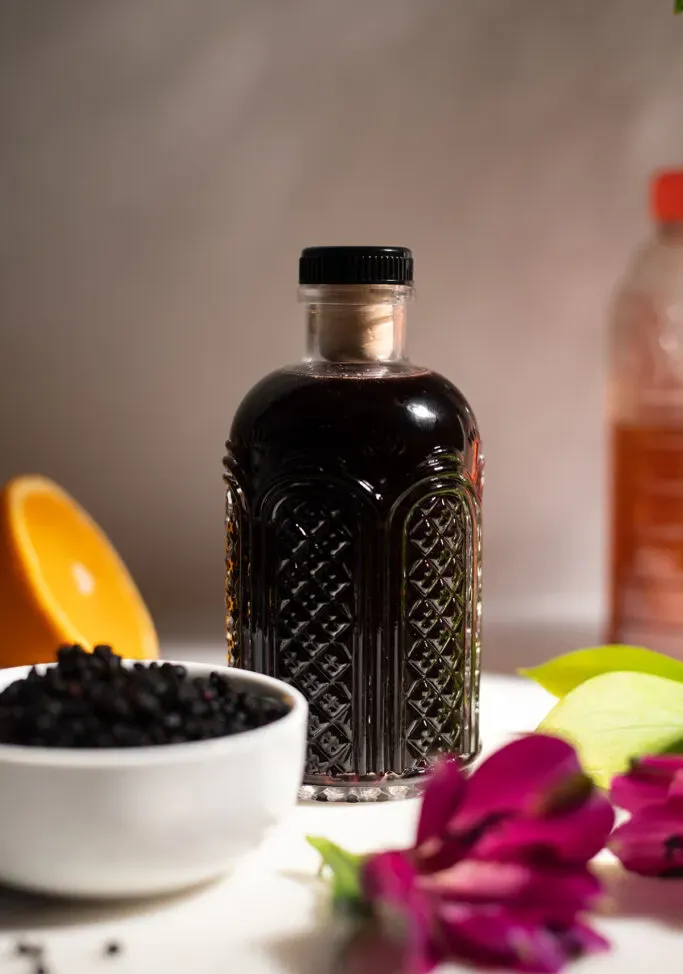 Einfaches Rezept für Holundersirup (mit oder ohne Honig)' title=