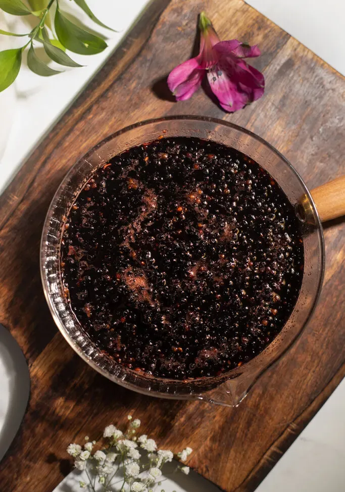 Receta fácil de jarabe de saúco (con o sin miel)' title=