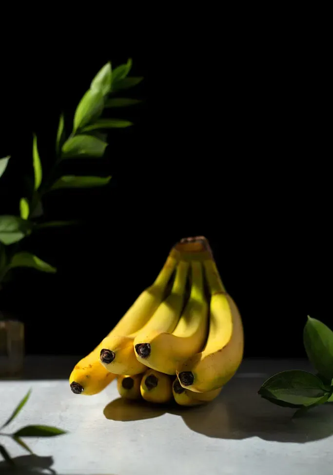 un racimo de plátanos sobre una mesa.' loading='lazy' title=