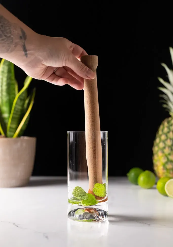 モヒートにミントを混ぜる' loading='lazy' title=