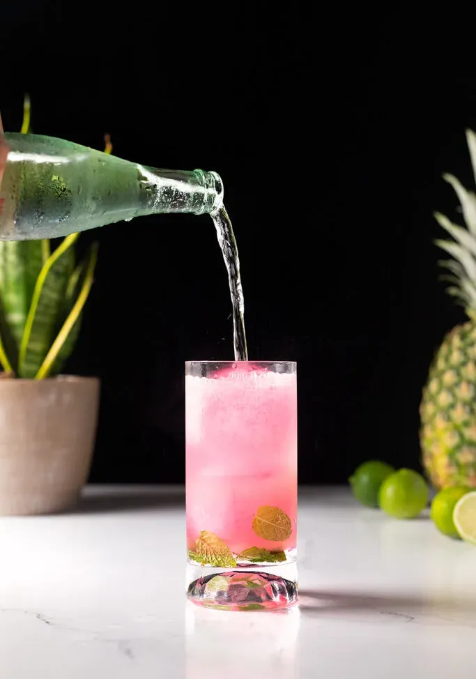 ピンクのココナッツモヒートに炭酸水をトッピング。' title=