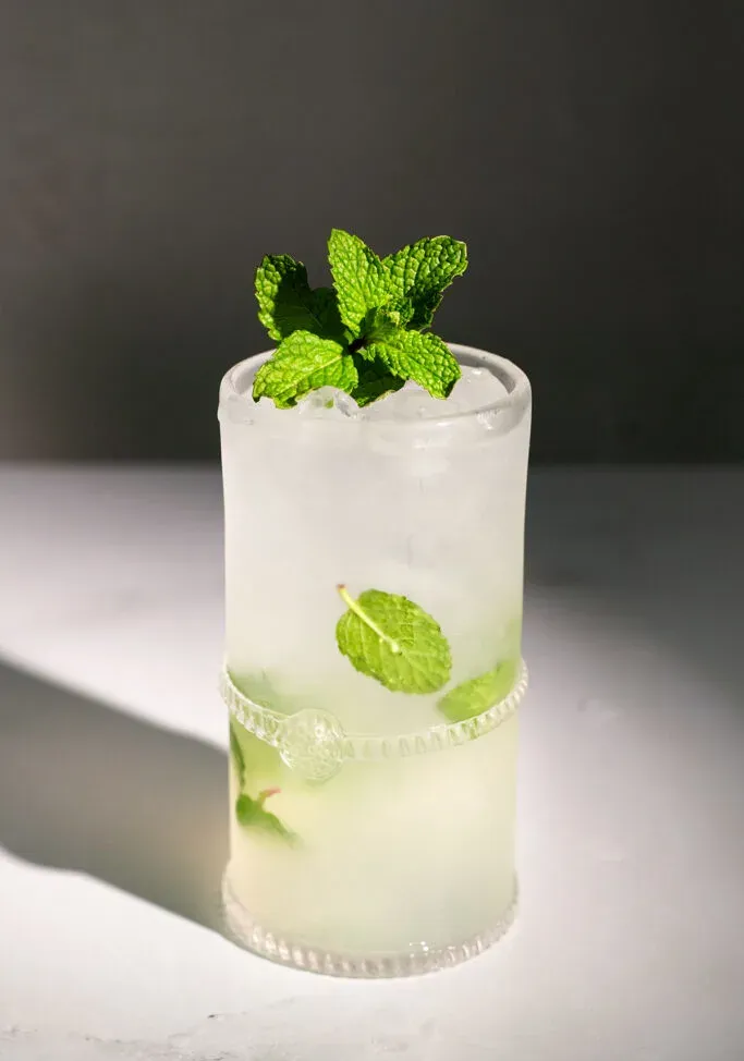 Keto Mojito (vyrobené z keto jednoduchého sirupu)