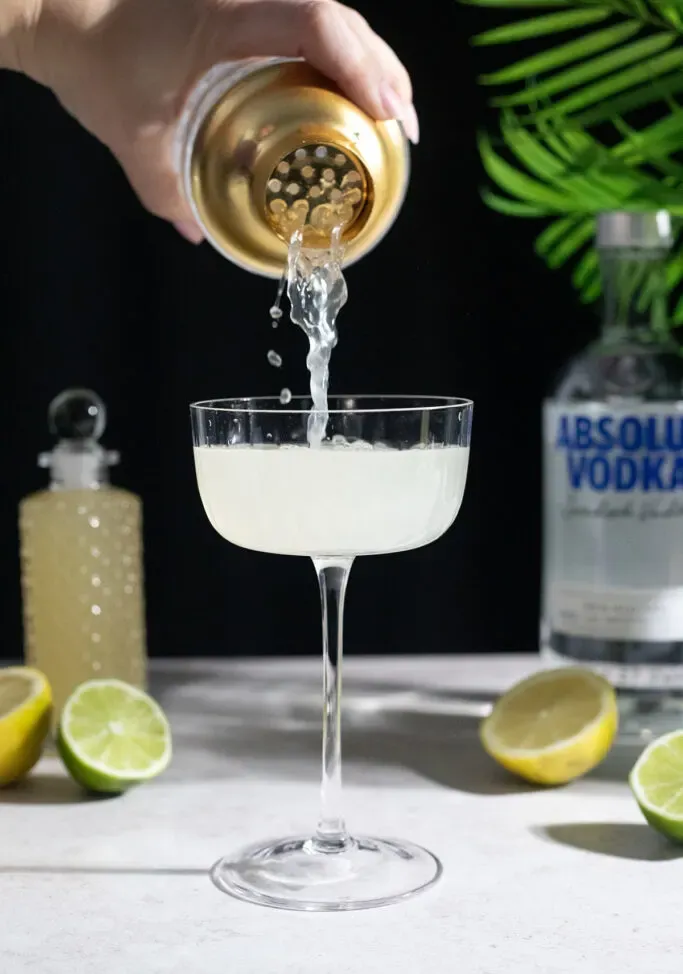 מזיגת קוקטייל וודקה לכוס גבעולים.' loading='lazy' title=