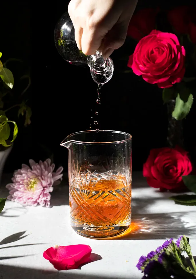 derramando água no mel em um copo' loading='lazy' title=