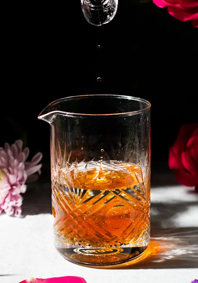 uma gota de água saltando na superfície do xarope de mel em um copo de mistura' loading='lazy' title=