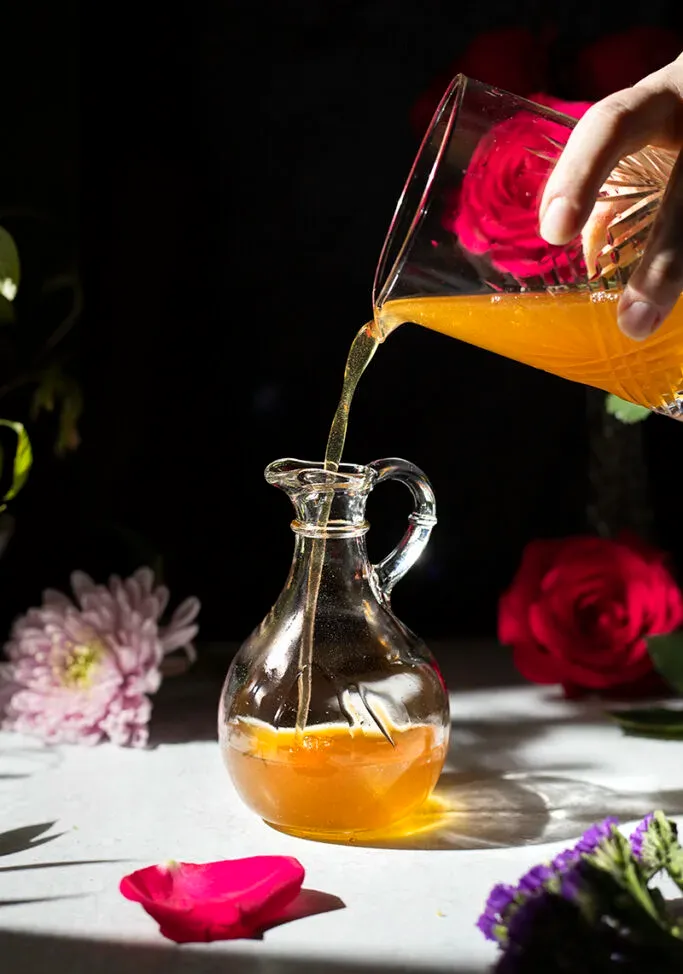 derramando xarope de mel em uma jarra pequena' loading='lazy' title=