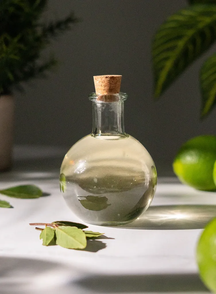 pequena garrafa redonda de xarope verde claro.' title=