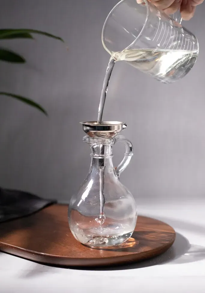 versando lo sciroppo semplice in una piccola brocca.' loading='lazy' title=