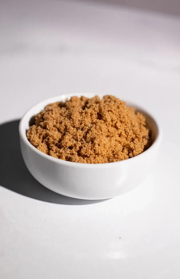 zucchero di canna scuro in una ciotola.' loading='lazy' title=