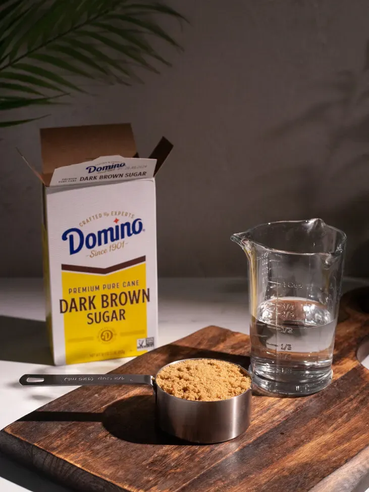 ingredienti per lo sciroppo di zucchero di canna.' title=