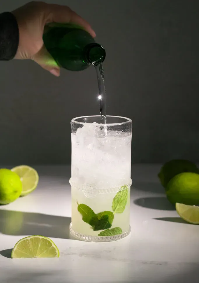 großes Glas Mineralwasser und Minzblätter.' title=