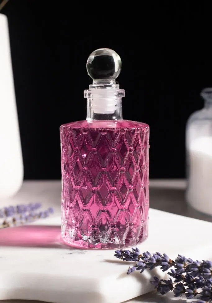 feche uma garrafa de xarope roxo.' title=