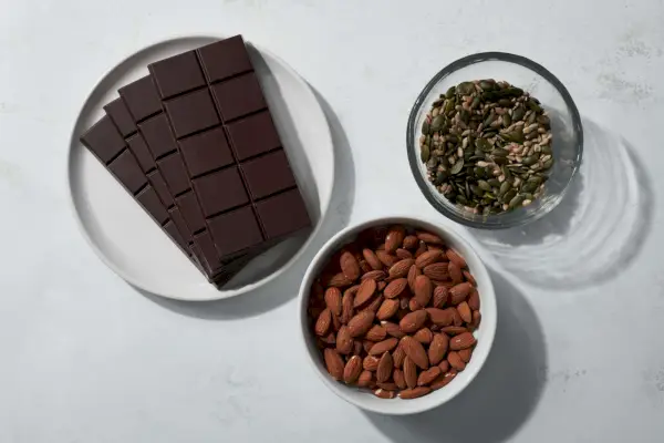 ダークチョコレート樹皮、ローストアーモンドと種子入り