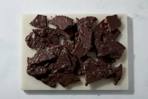 ダークチョコレート樹皮、ローストアーモンドと種子入り