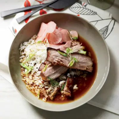 Poitrine de porc braisée aux radis marinés