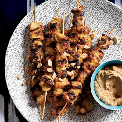 Ces satay de poulet parfumés à la citronnelle ont été préparés pour être trempés dans une sauce piquante aux arachides