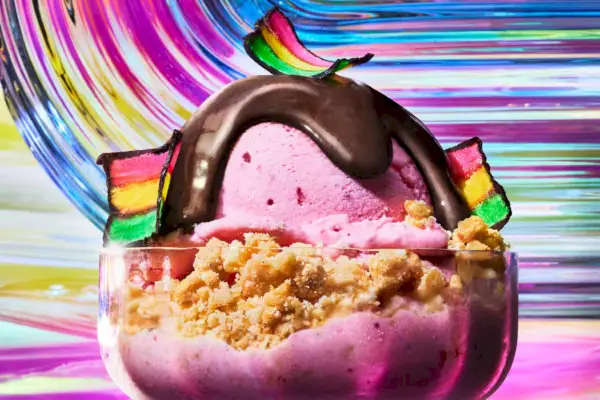 17 aderezos para helado, desde crumble de mantequilla marrón hasta salsa de caramelo